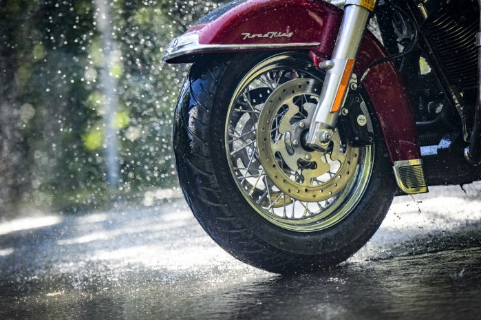 Как отремонтировать шину мотоцикла в дорожных условиях?